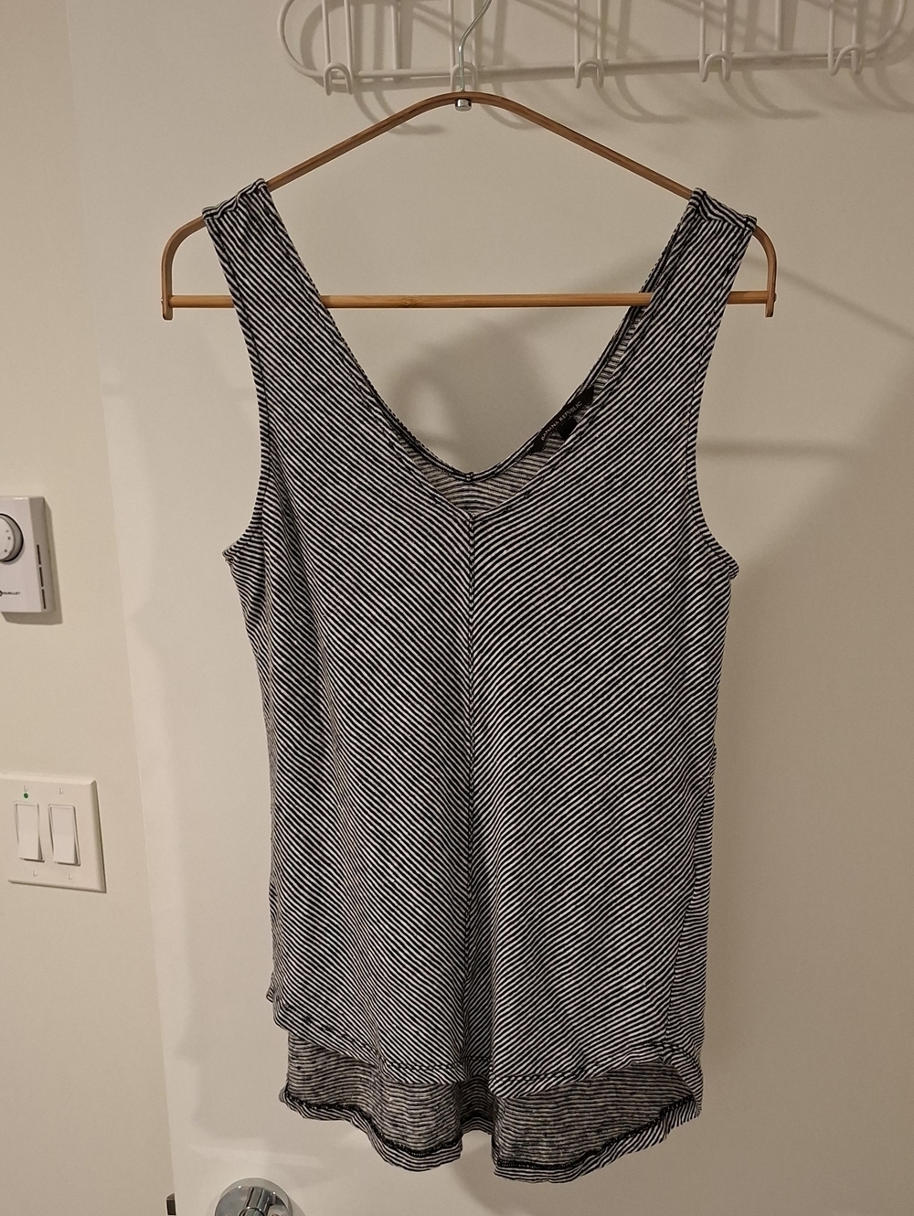Banana Republic Elegant Black & White 100% Linen V-neck Chevron Tank (Size XS)